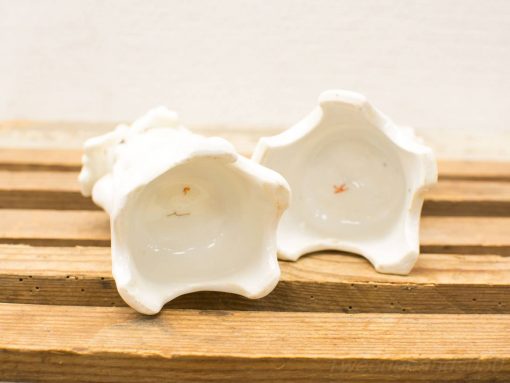 Elegant shell-shaped porcelain dishes with handmade details and a glossy finish. Perfect for decor or snacks.