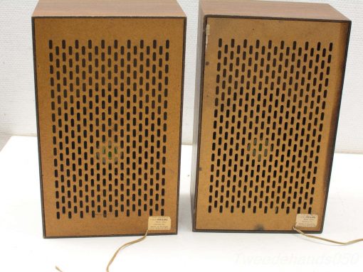 Vintage wooden speakers with elegant design, perfect for audio enthusiasts and timeless sound experiences.
