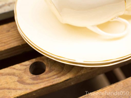 Elegant porcelain tea set with gold trim, perfect for refined afternoon tea moments.