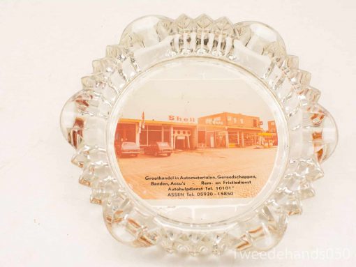 Vintage Shell gas station ashtray with elegant glass design and nostalgic automotive history.