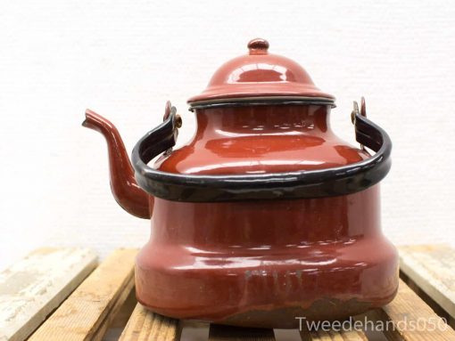 Vintage reddish-brown kettle with black accents, perfect for decor and functional use.