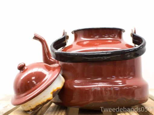 Vintage red kettle with elegant design and glossy finish, perfect for charming kitchens.