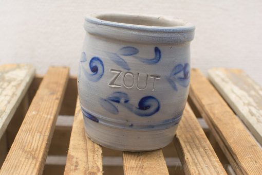 Elegant light blue ceramic pot with ZOUT and rustic wood base for stylish decor.