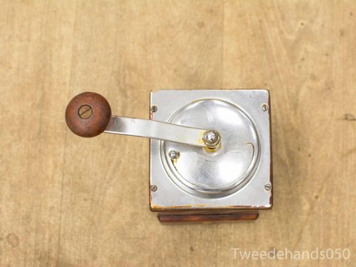 Vintage hand-cranked coffee grinder in wood and metal for a classic brewing experience.