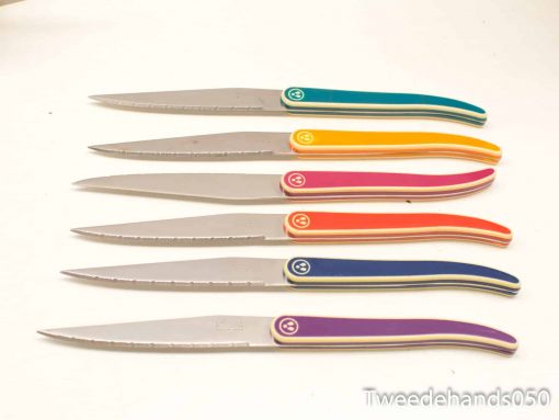 Vibrant, ergonomic knife set in stainless steel, perfect for stylish and functional kitchen use.
