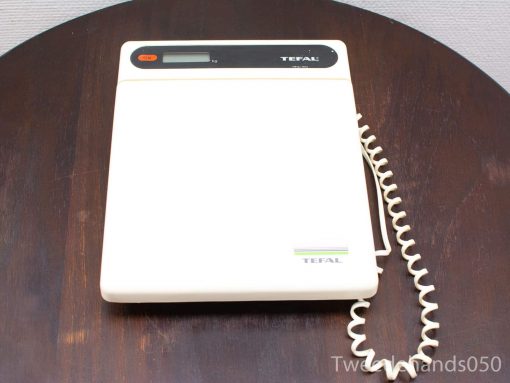 Tefal bathroom scale: modern design with retro coiled cord and sleek digital display.