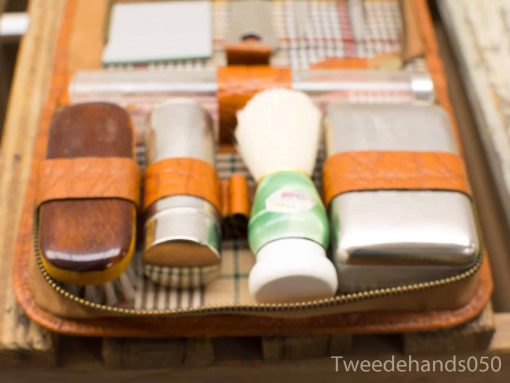 Elegant vintage grooming kit in a luxurious leather case, perfect for sophisticated personal care.