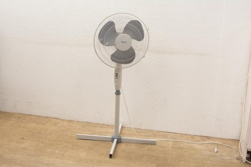 Classic standing fan with three blades for optimal airflow and stylish cooling.