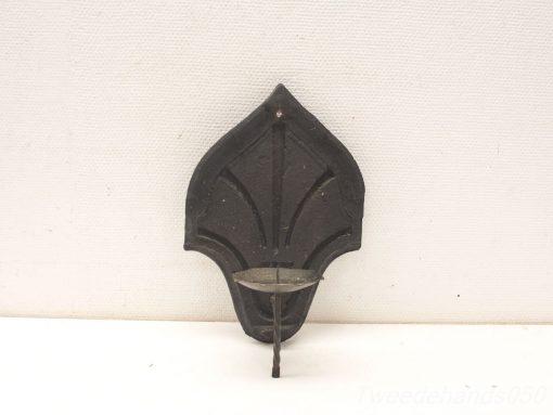 Elegant wrought iron wall candle holder with vintage charm, perfect for enhancing any living space.