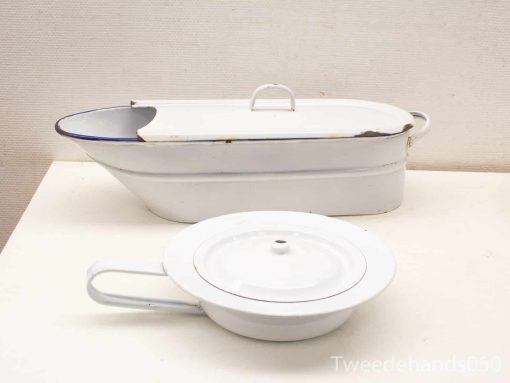 Charming vintage enamelware baking dish and bowl set with blue rims, perfect for retro decor.