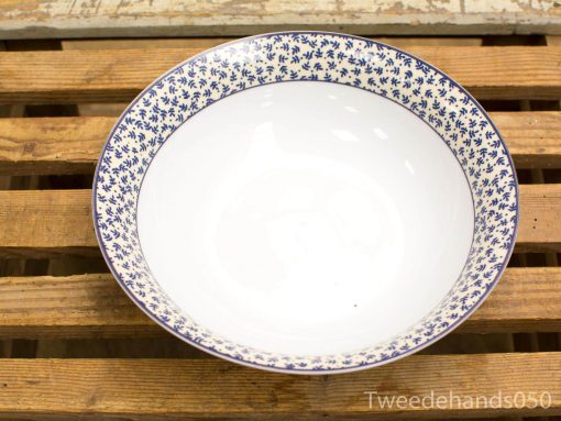 Elegant ceramic bowl with intricate blue floral design, perfect for stylish dining occasions.