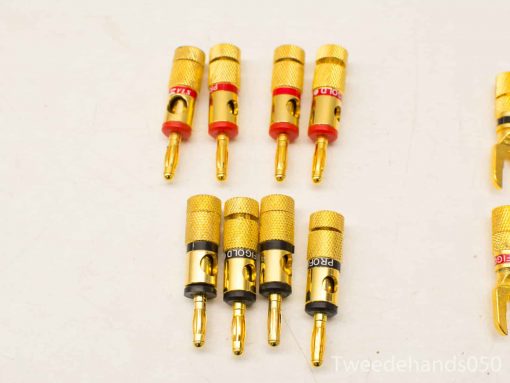 High-quality golden banana plugs for audio connections, ideal for stereo setups and easy identification.