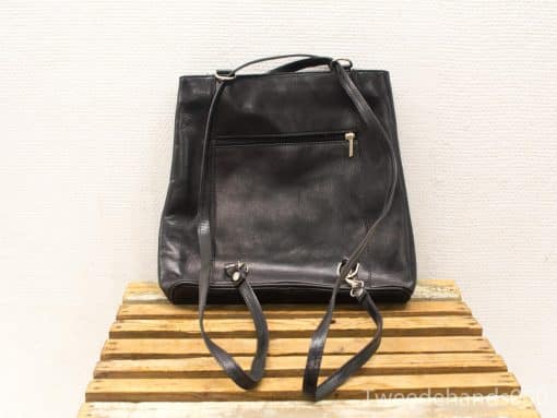 Chic black leather handbag with adjustable straps, perfect for stylish and practical everyday use.