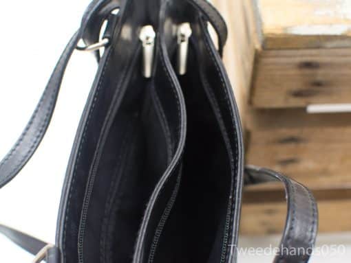 Stylish black leather handbag with zipper compartments for elegance and practicality. Perfect for everyday use.