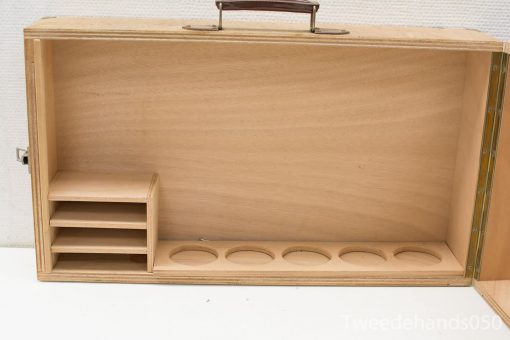 Minimalist wooden case with leather handle, ideal for organizing art supplies and hobbies.