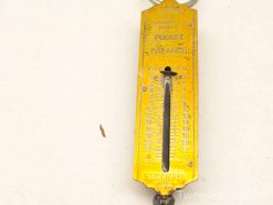 Vintage pocket balance with yellow finish, measures up to 25 kg for small items.