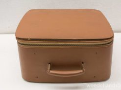Vintage brown leather travel bag with golden zipper and sturdy handle, ideal for stylish journeys.