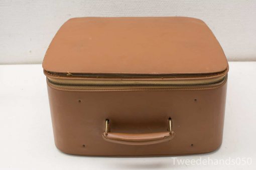 Vintage brown leather travel bag with golden zipper and sturdy handle, ideal for stylish journeys.