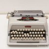 Vintage Royal Royaleux 400 typewriter in beige, featuring classic design and elegant cream keys.