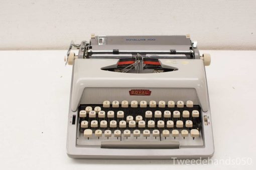Vintage Royal Royaleux 400 typewriter in beige, featuring classic design and elegant cream keys.