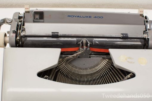Vintage Royalux 400 typewriter: timeless elegance and nostalgia in mid-20th century design.