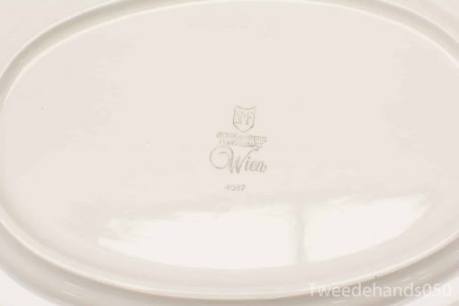 Elegant porcelain dish with Wien logo, oval shape, glossy finish for all occasions.