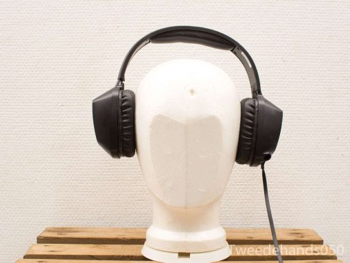 Stylish black headphones on a minimalist mannequin head, perfect for comfort and sound isolation.