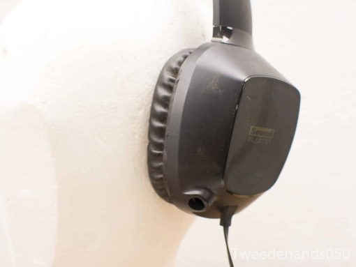 Stylish Sound Blaster headphones with glossy finish and comfortable padded ear cups for superior audio.