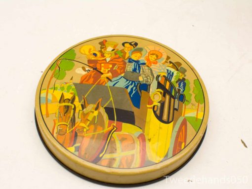 Nostalgic horse-drawn carriage decorative tin featuring elegant figures in vibrant colors.