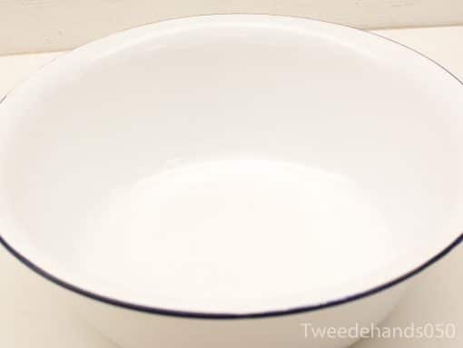 Elegant white vintage bowl with black rim, perfect for serving and mixing in style.