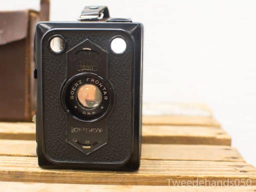 Classic Goerz Frontar camera on rustic wood, a timeless piece of vintage photography.