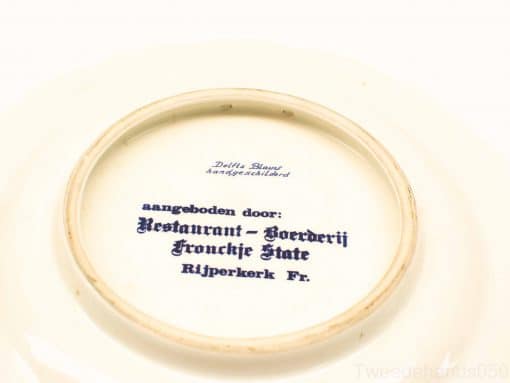 Hand-painted Delfts Blauw plate from Restaurant Frouckje State in Friesland, showcasing cultural heritage.