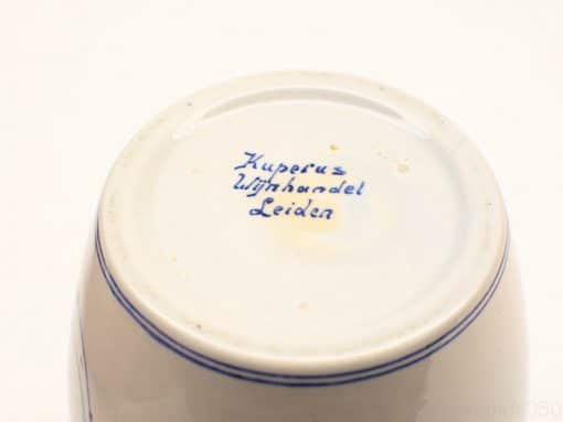 Elegant Kuperus porcelain wine jug from Leiden, featuring a glossy finish and artistic inscription.