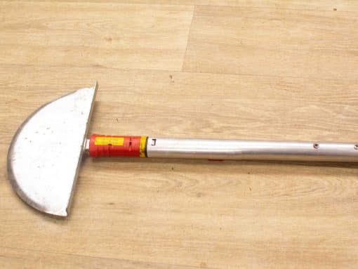 Quality second-hand gardening hoe with ergonomic design for efficient weeding and cultivation.