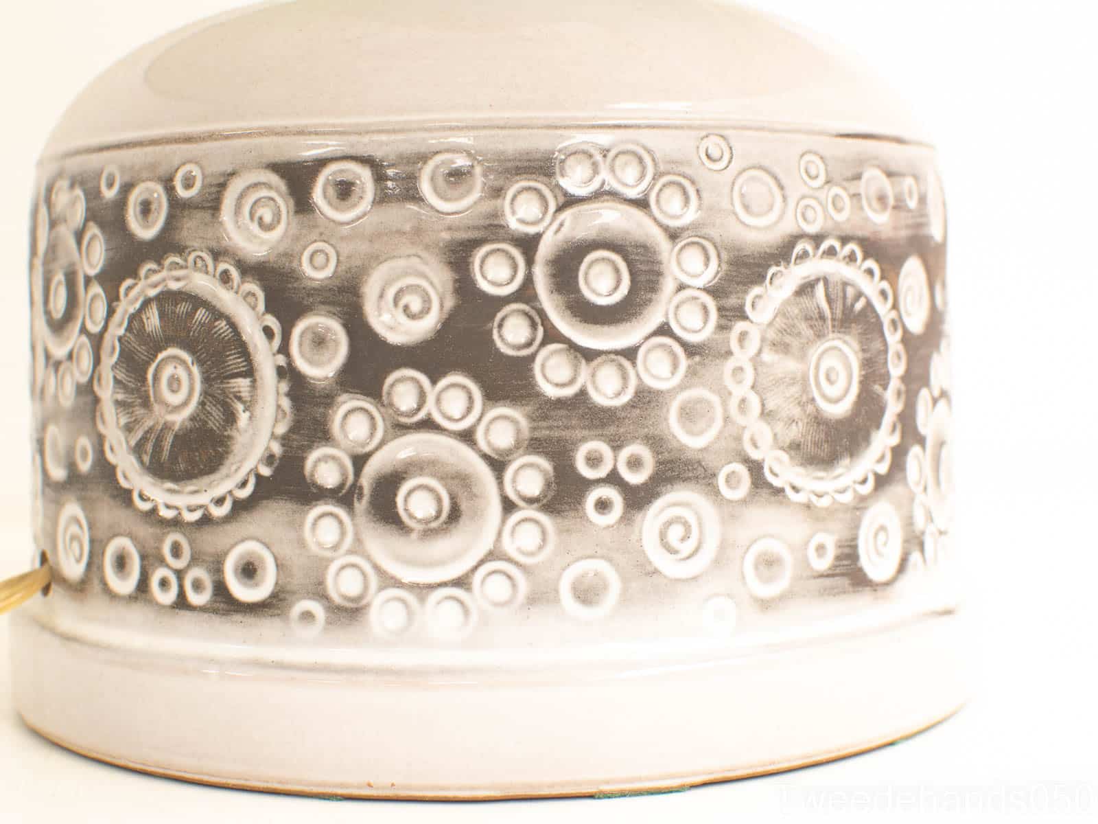 Stenen lamp met kap 24739