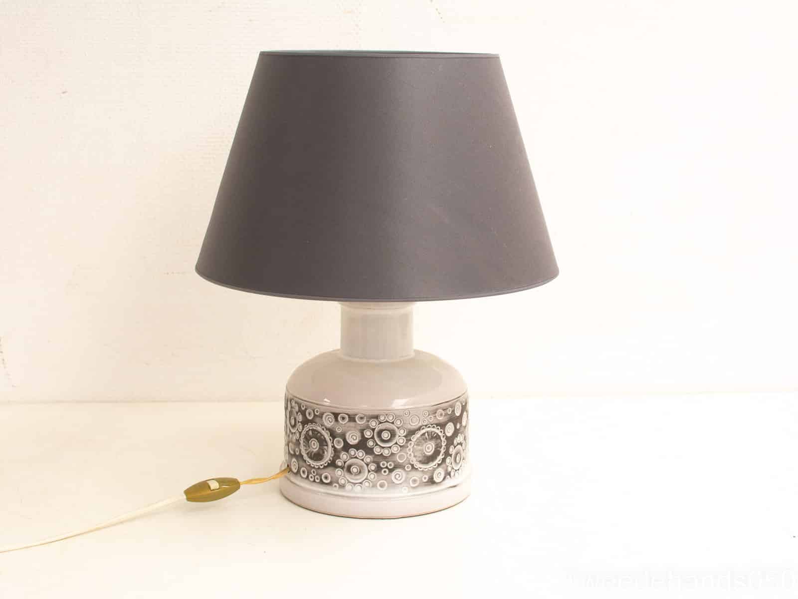 Stenen lamp met kap 24739