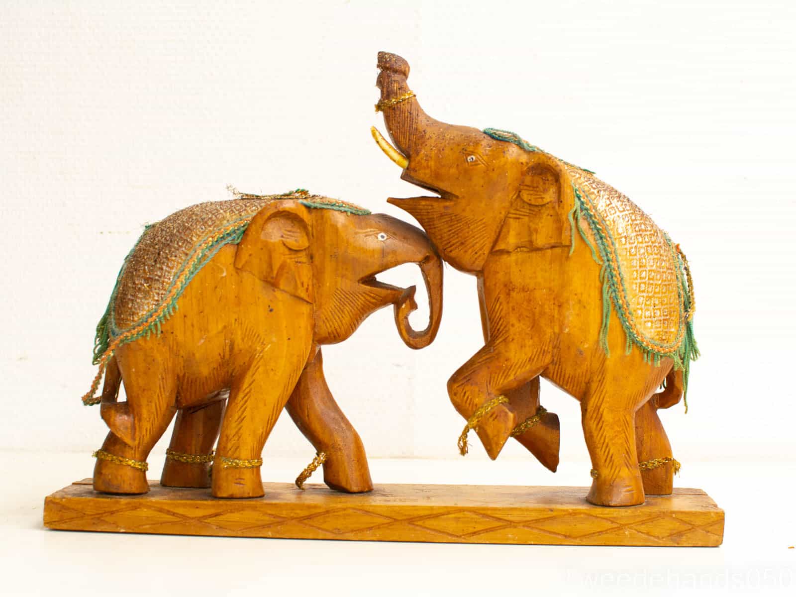 houten olifantjes op houten plankje 25127