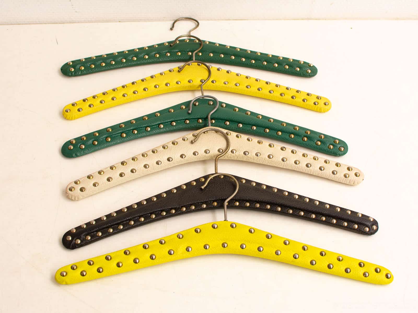 6 vintage hangers 26174