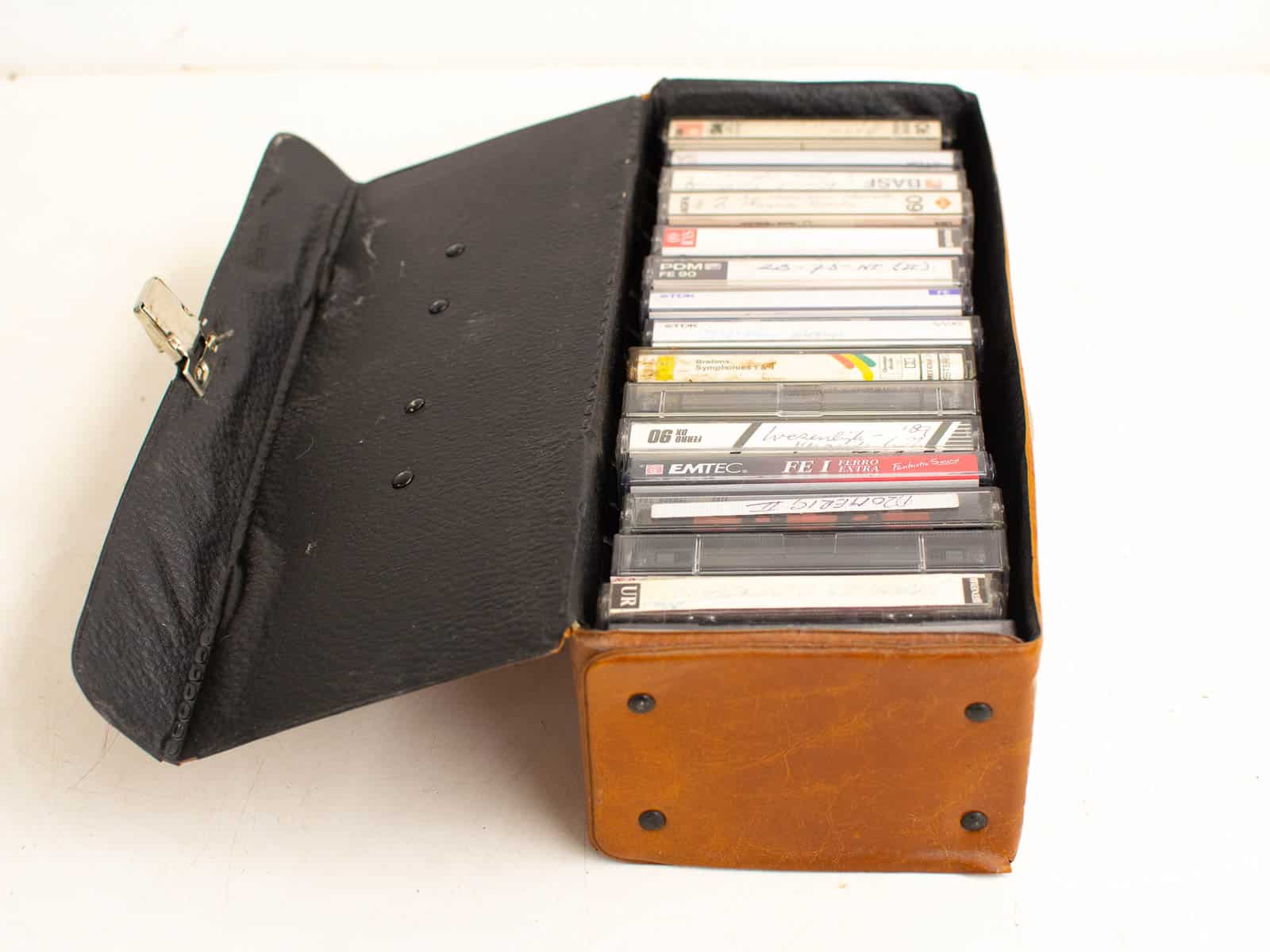 16 cassettebandjes  in koffertje 27639