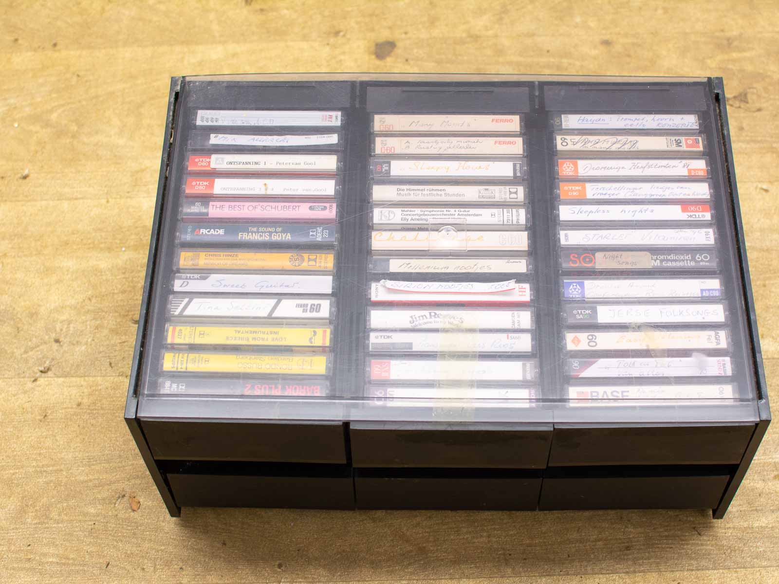 68 cassettebandjes in opbergdoos 27684