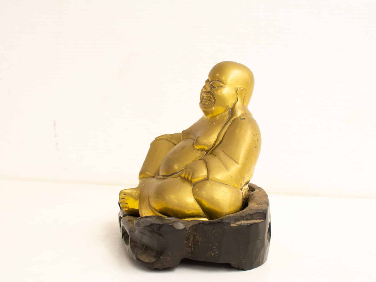 messing boeddha op een houten bankje  27583