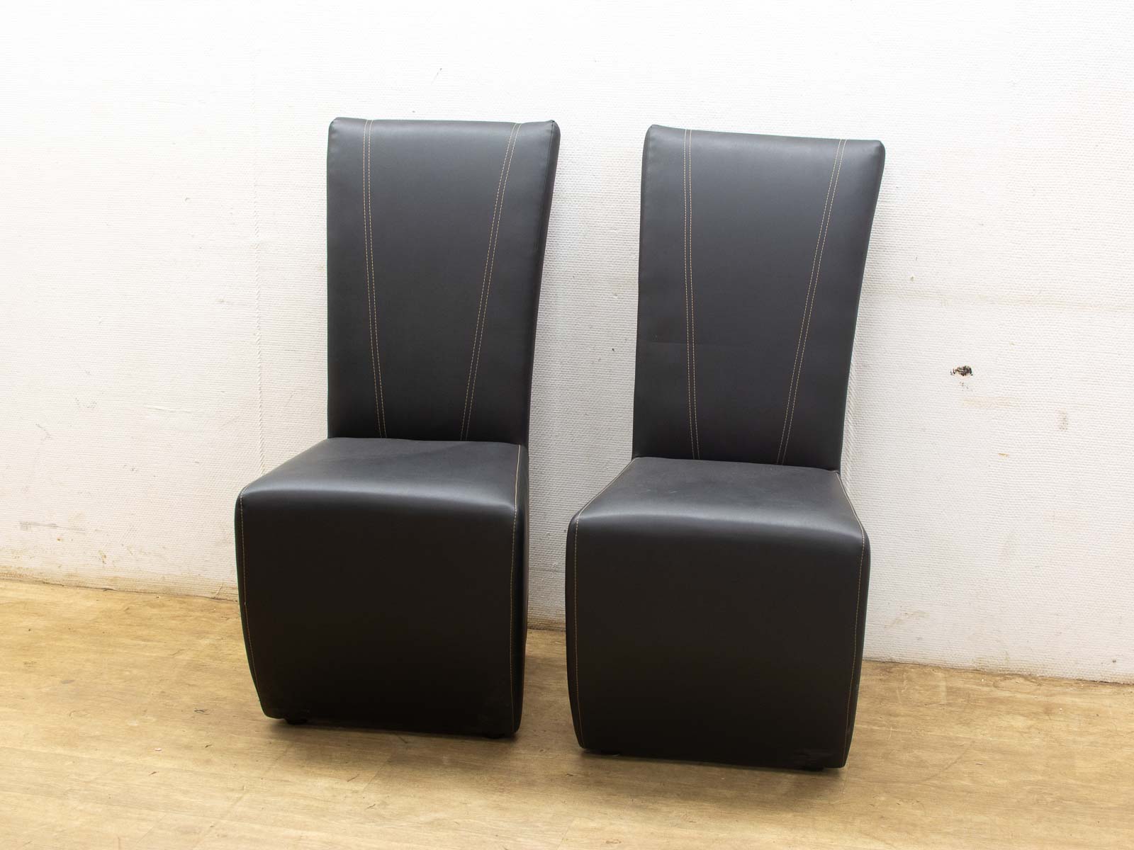 2 eetkamer stoelen  28579