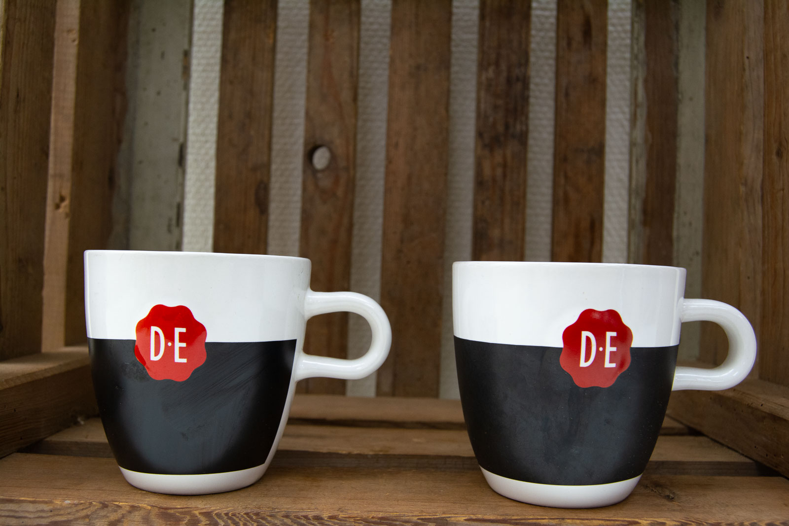 set van twee douwe egberts koffie mokken  29720