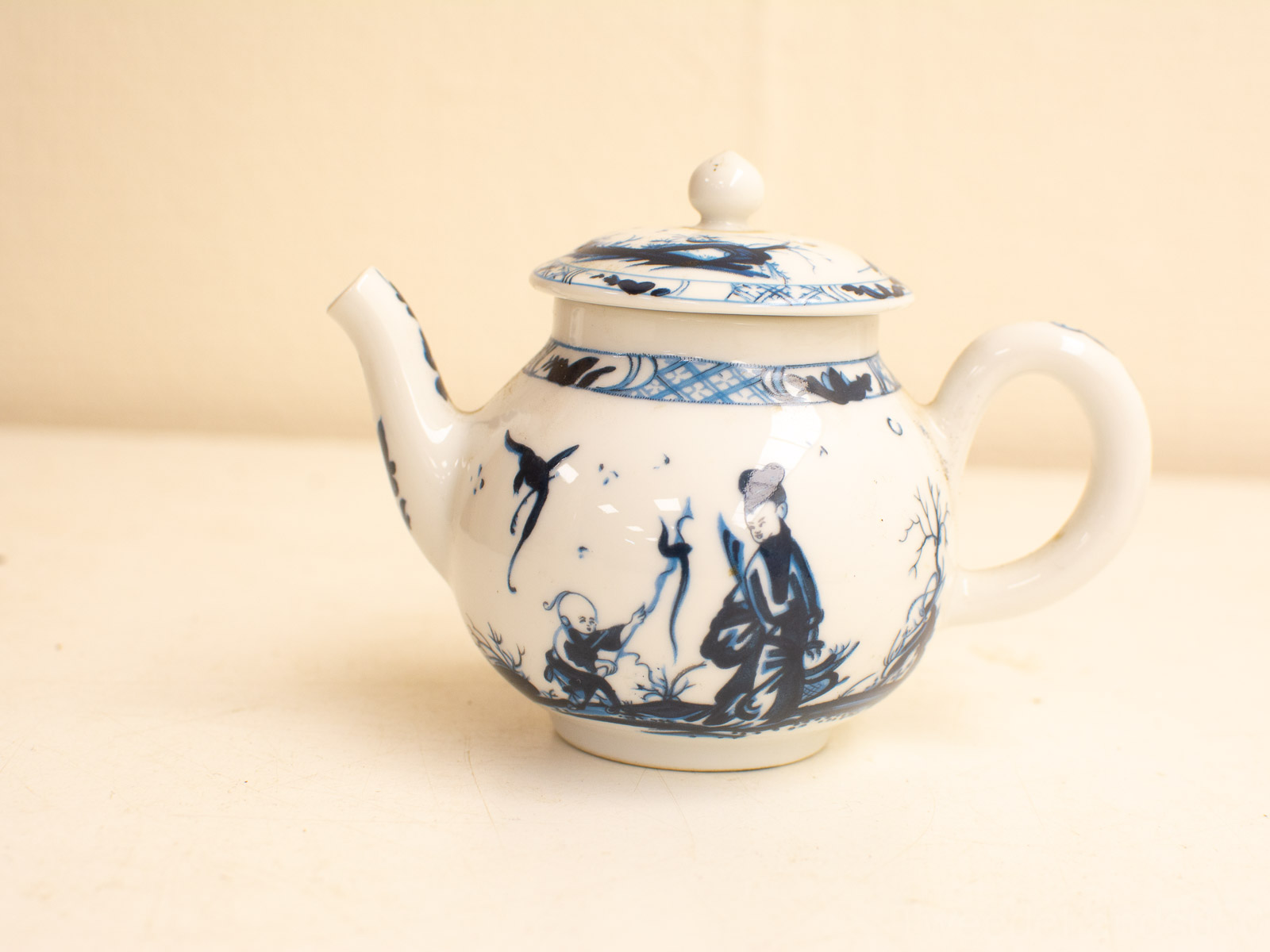 vintage porseleinen  miniature thee/koffie potje  29213