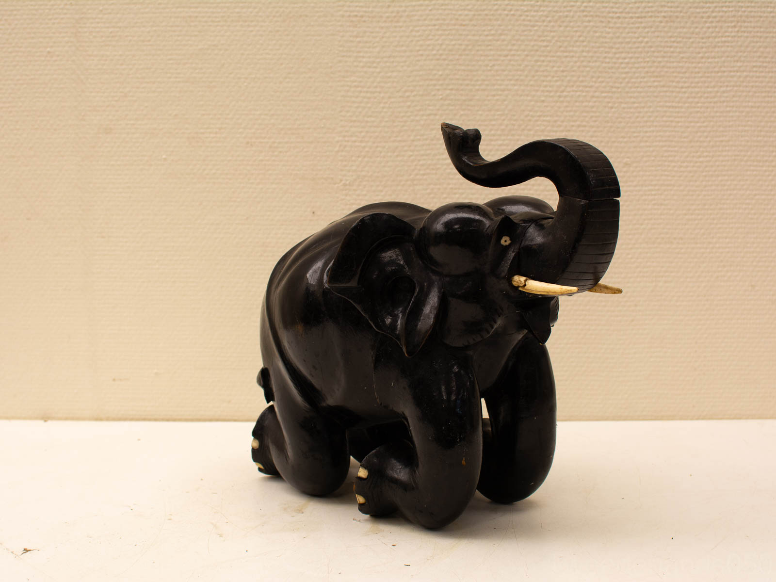 knielende houten olifant  30111