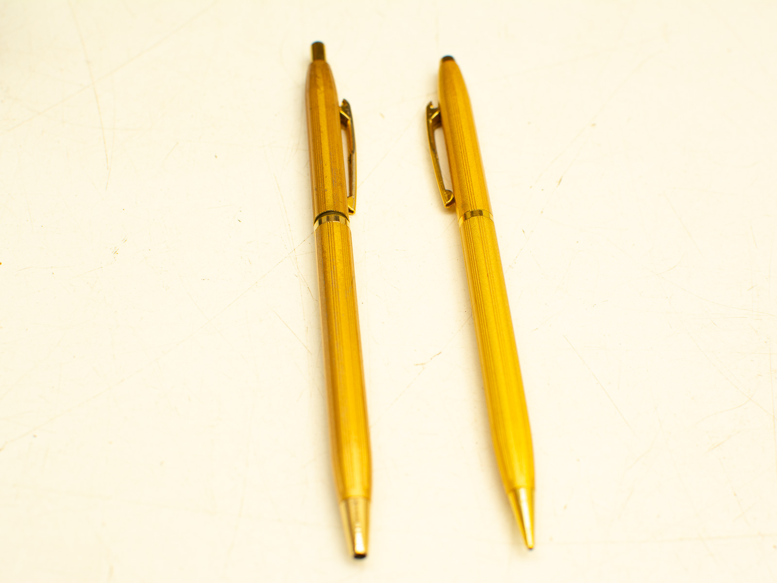 2 goudkleurige  kandoe pennen  36671