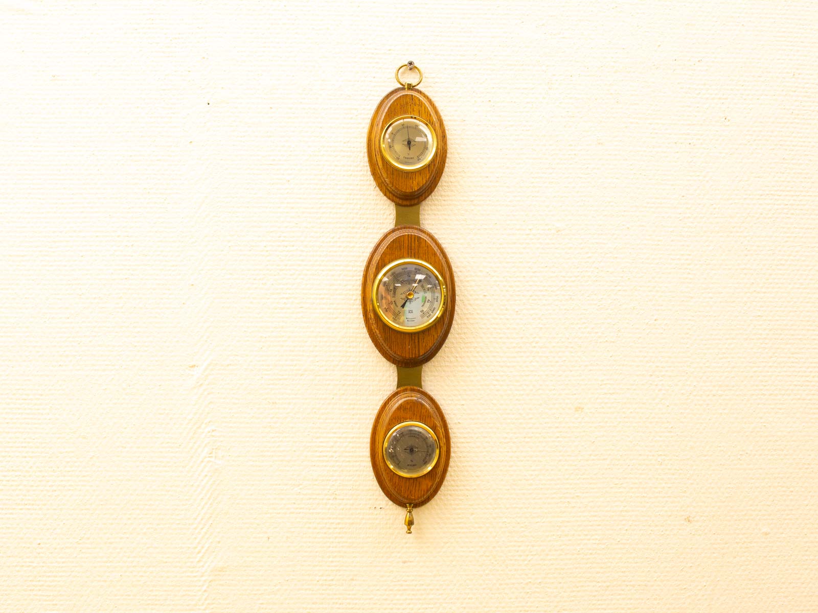 Elegant vintage wooden dials: multifunctional wall decor for a nostalgic touch in any space.