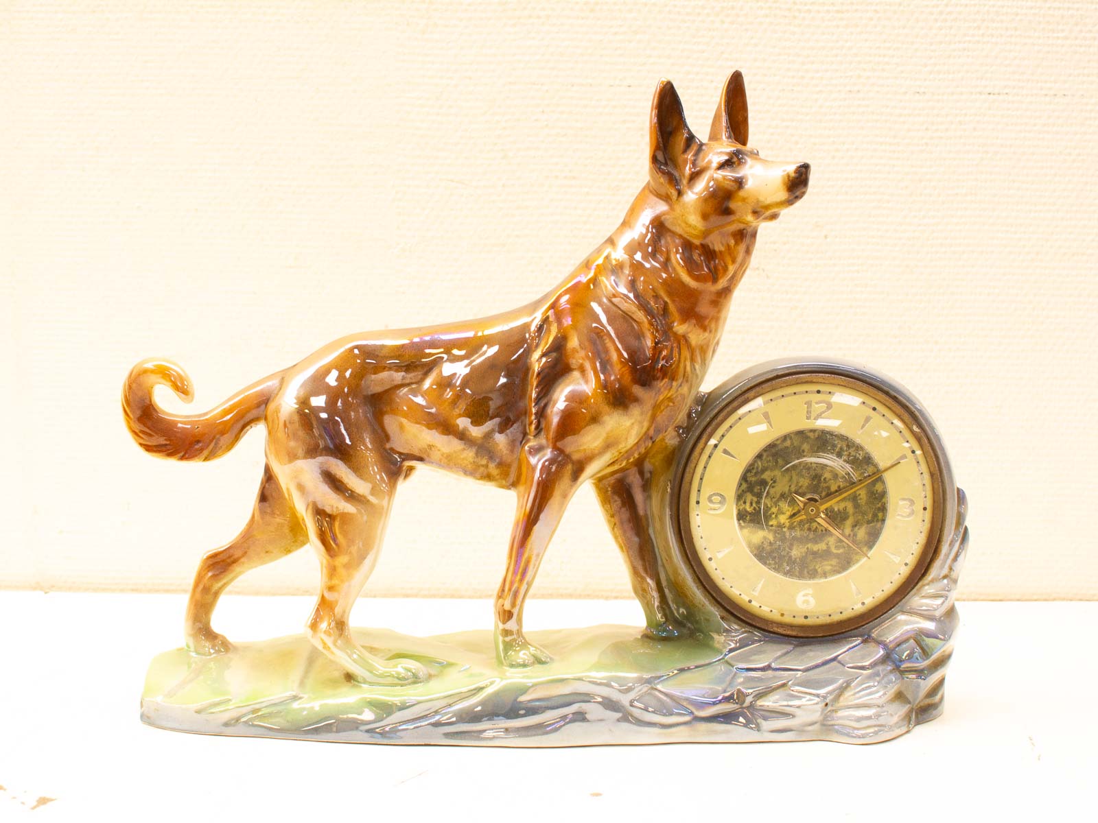 Vintage ceramic collie clock: a charming decorative piece that blends artistry with functionality.