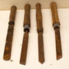 Vintage handgesneden beitels met houten handvatten, perfect voor ambachtelijk werk en restauratie.