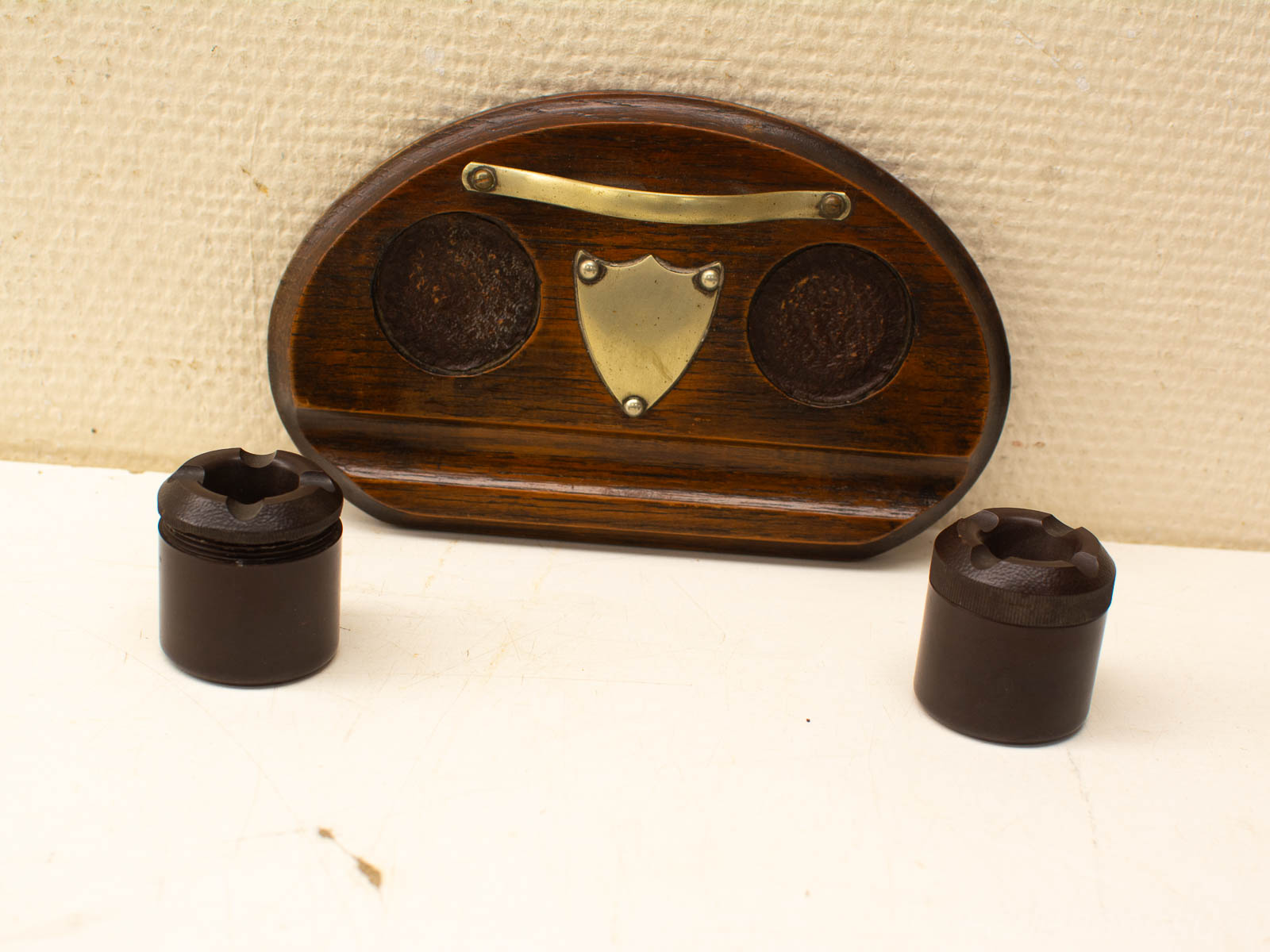 Vintage houten display met cylindrische houders, perfect voor stijlvol organiseren van bureau-accessoires.